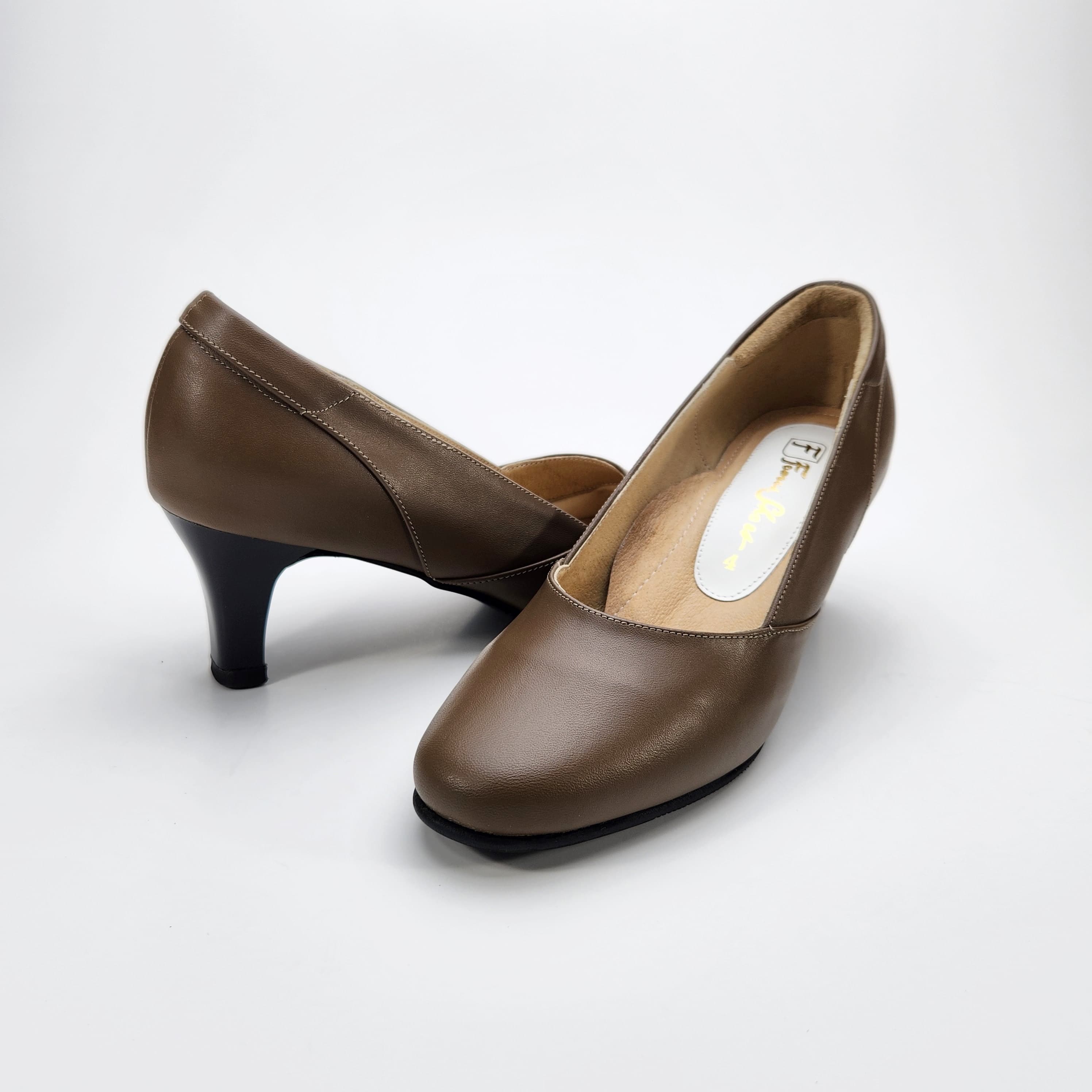 หน้าเรียบ มีดีไซน์ตัดเย็บด้านข้างเล็กน้อย เท้าดูเรียว 6