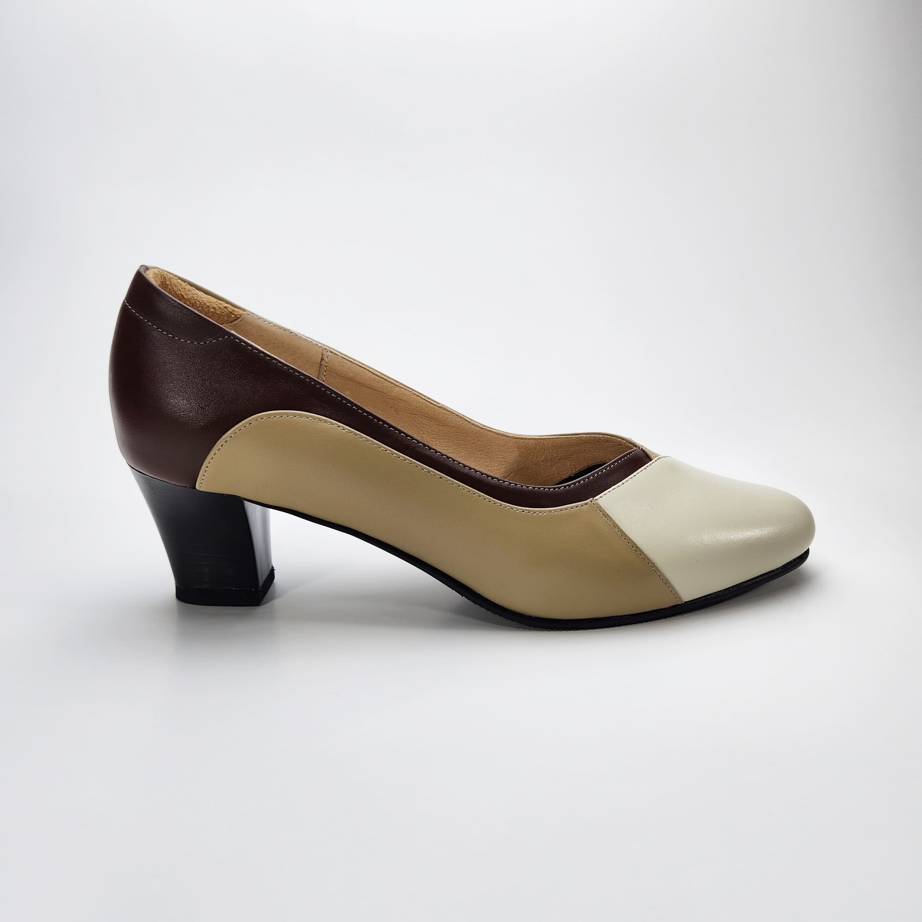 รองเท้ามีลูกเล่นสลับสี ให้ความรู้สึกโดดเด่น 1