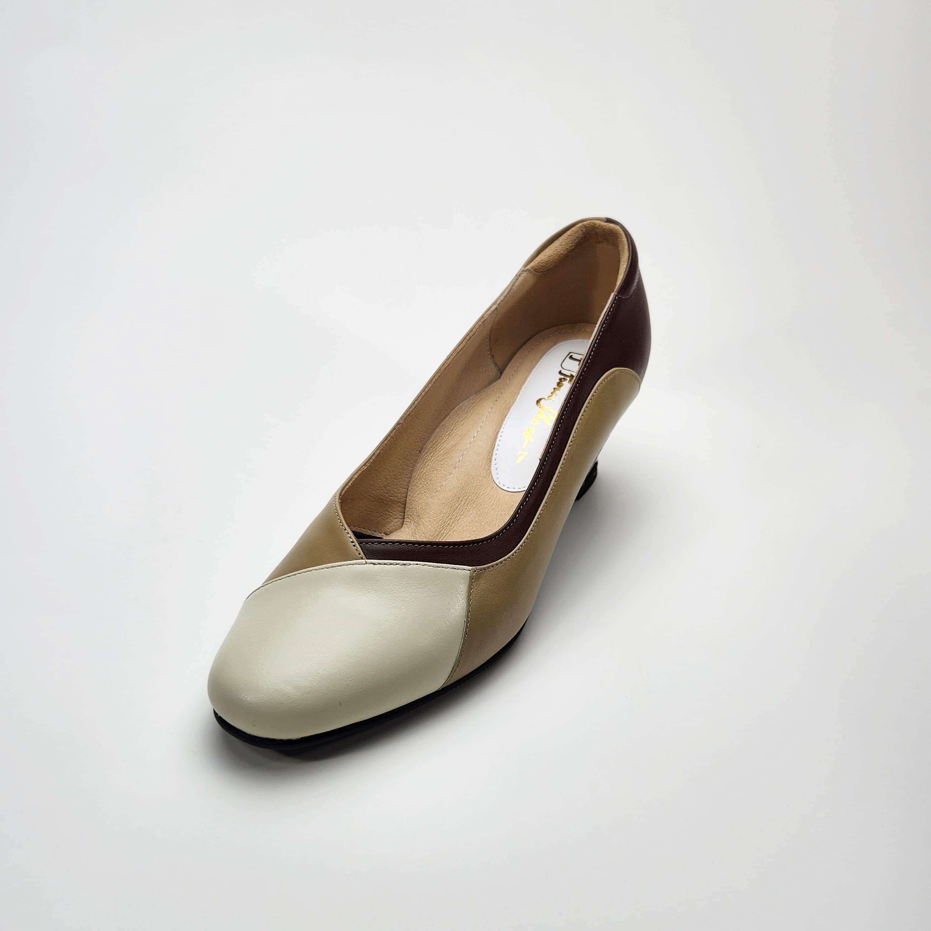 รองเท้ามีลูกเล่นสลับสี ให้ความรู้สึกโดดเด่น 2