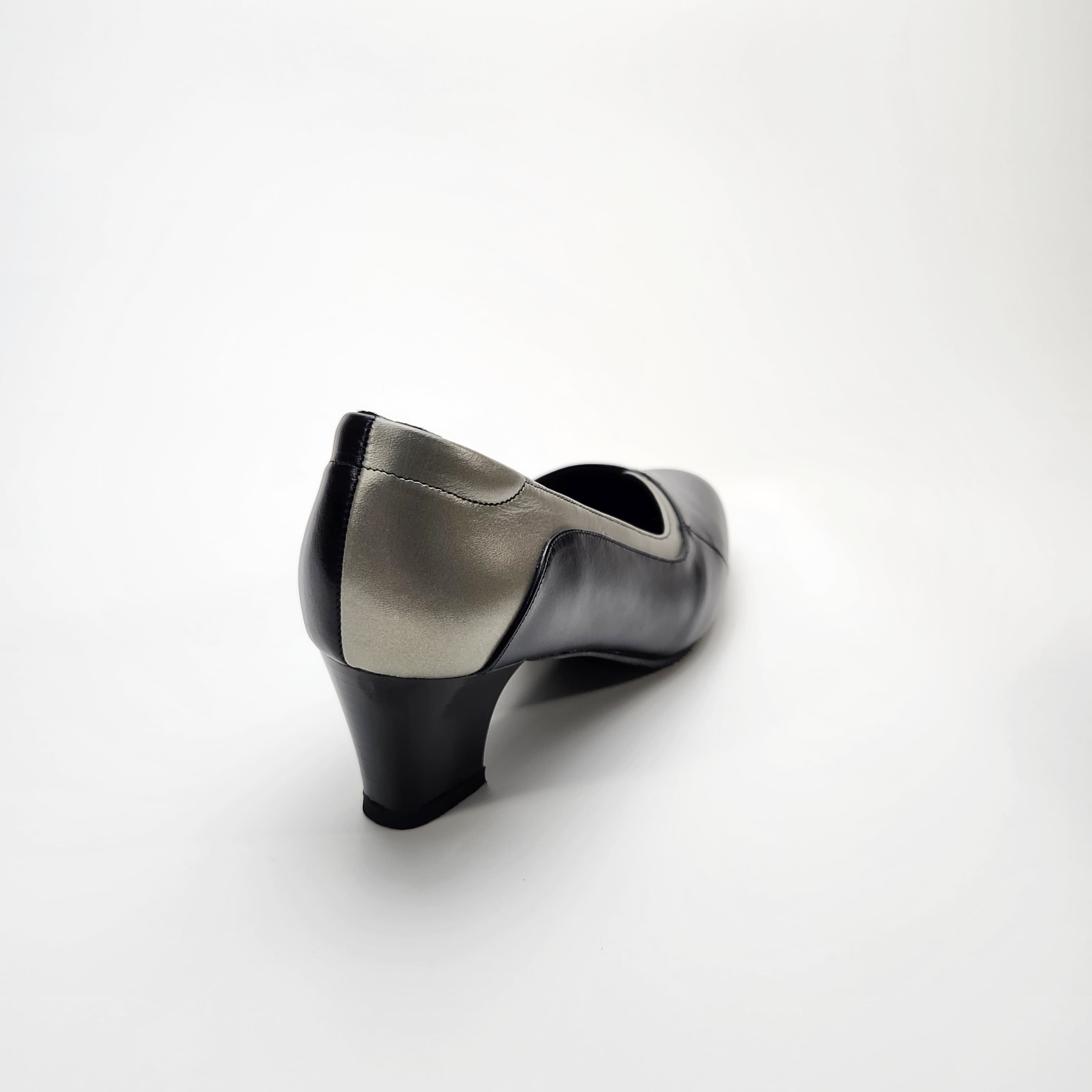 รองเท้ามีลูกเล่นสลับสี ให้ความรู้สึกโดดเด่น 5