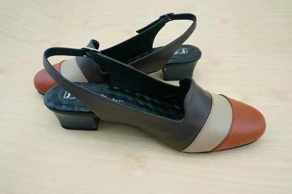 พื้นบุฟองน้ำ นุ่มเท้ามากๆค่ะ ใส่เที่ยวได้ ใส่ทำงานก็ดี 1