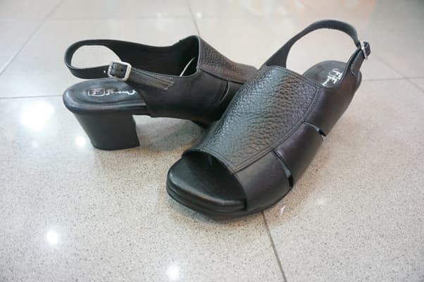 แบบแตะ หน้าเปิด ใส่สบาย มีสายรัดข้อ แต่งด้วยลายกระเบน 1