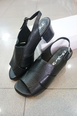 แบบแตะ หน้าเปิด ใส่สบาย มีสายรัดข้อ แต่งด้วยลายกระเบน 2